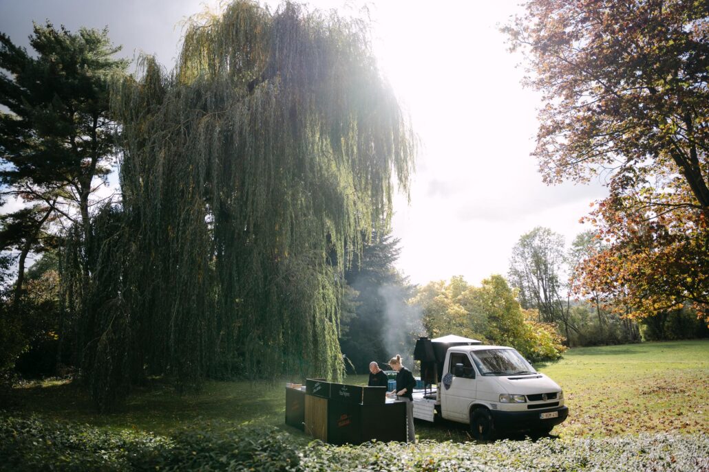Pizza Pelgrims foodtruck met houtoven op een tuinfeest in een park in de herfst