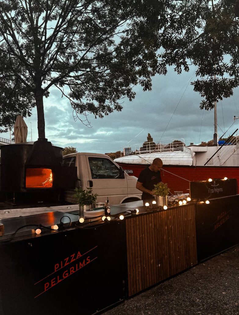 Pizza foodtruck van Pizza Pelgrims 's avonds met lichtjes langs de stand