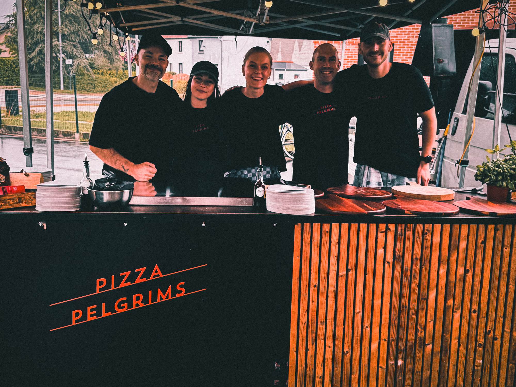 Het team van Pizza Pelgrims achter de pizzatoog van de foodtruck