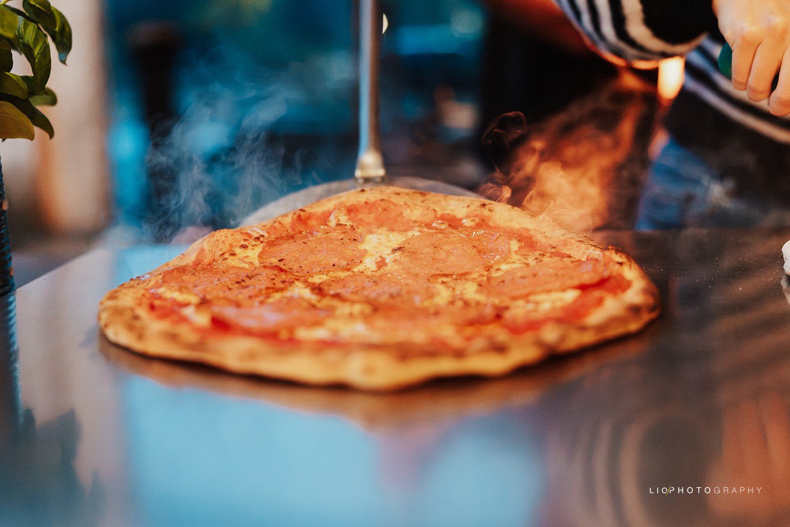 Napolitaanse pizza met salami vers uit de houtoven