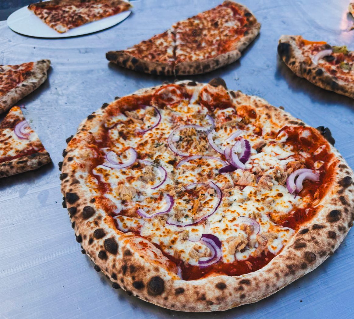 Houtovenpizza met rode ui en mozzarella van Pizza Pelgrims