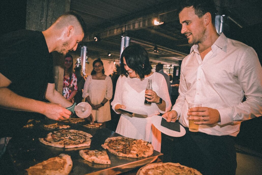 Pizzabakker van Pizza Pelgrims serveert pizza aan gasten op een huwelijksfeest