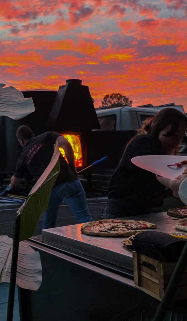 Pizza Pelgrims foodtruck met houtoven bij zonsondergang
