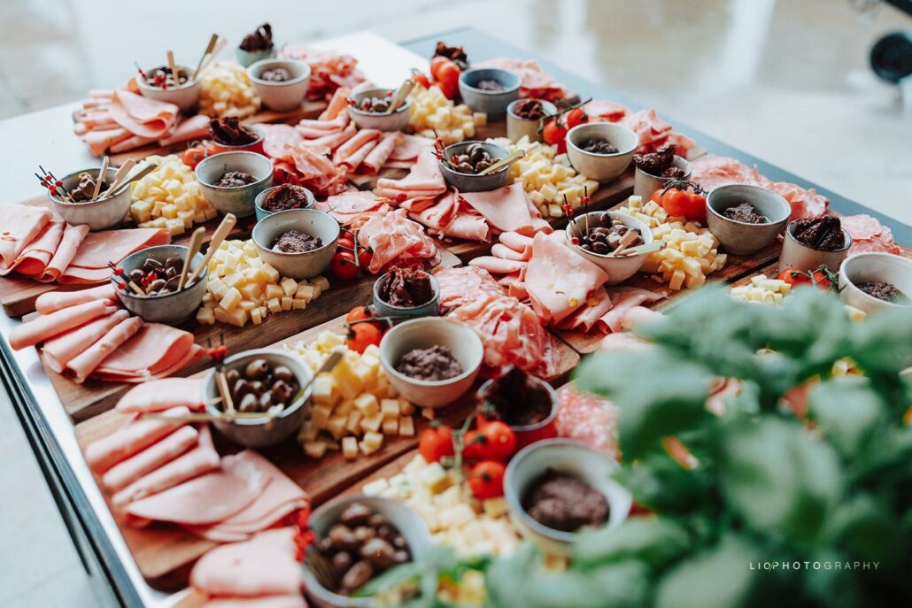Antipastiplank met Italiaanse charcuterie, kaas en olijven van Pizza Pelgrims