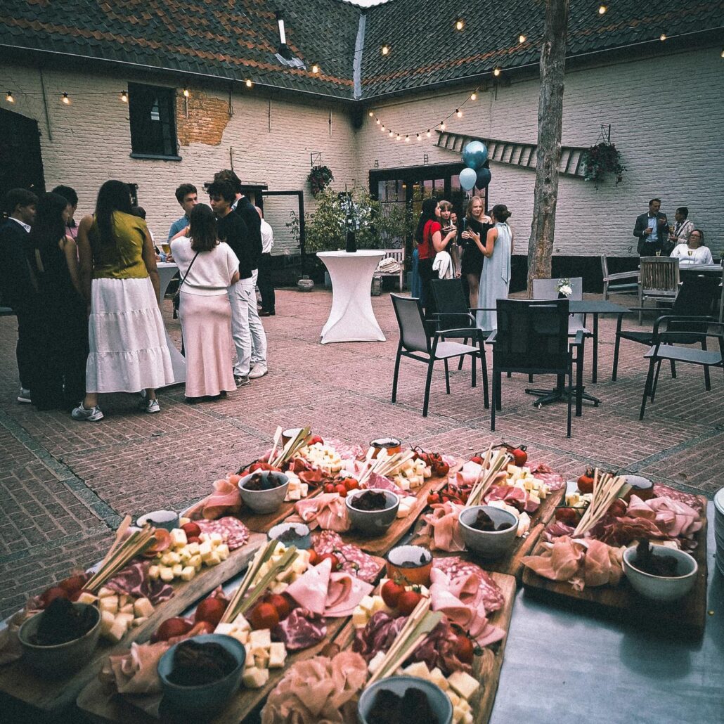 Antipastibuffet met charcuterie en kaas op een feest met Pizza Pelgrims