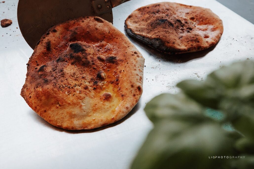 Versgebakken pizzabrood uit de houtoven van Pizza Pelgrims