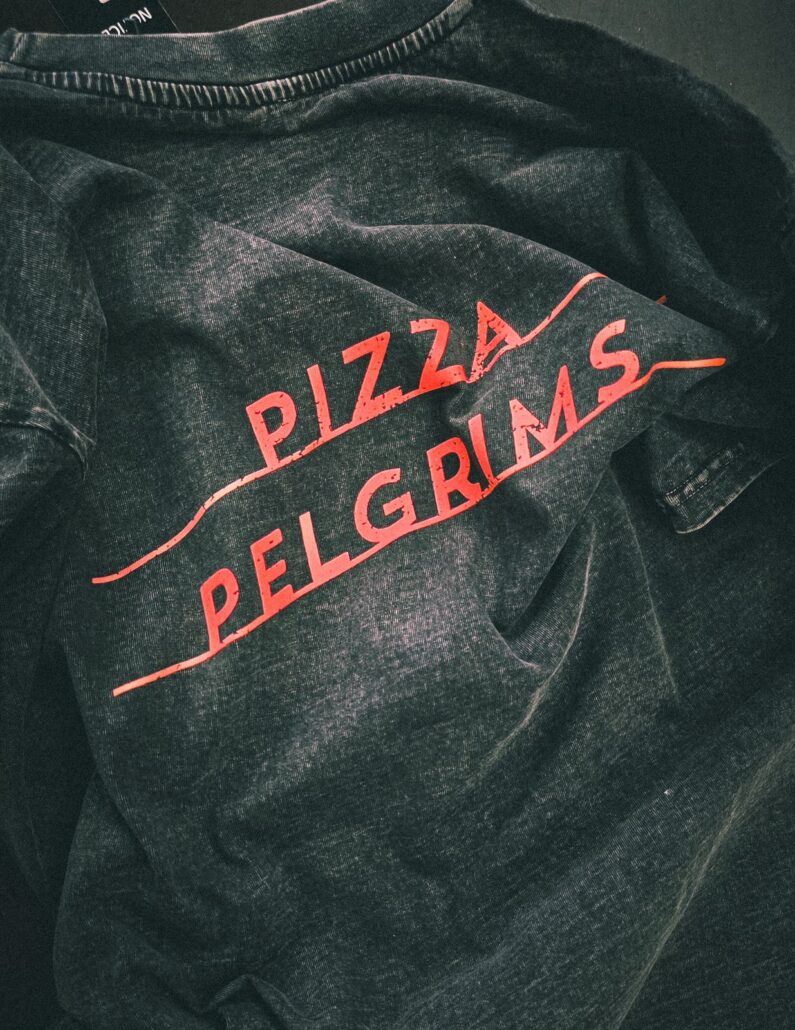 Zwart Pizza Pelgrims T-shirt met rood logo